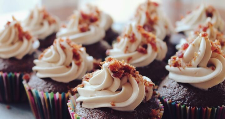 close-up photography of cupcakes